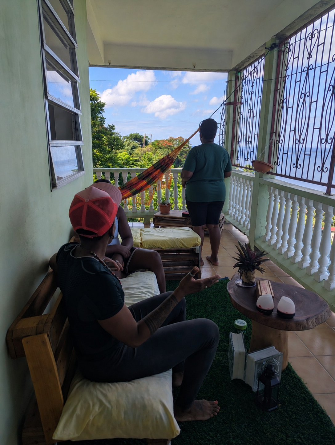 Ketty and a guest relaxing together in the Fortune studio lounge